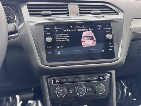 Used 2021 Volkswagen Tiguan SE w/ Panoramic Sunroof Package image 32