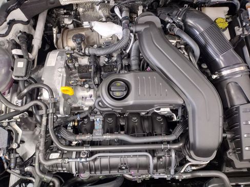 New 2025 Volkswagen Taos SE image 6