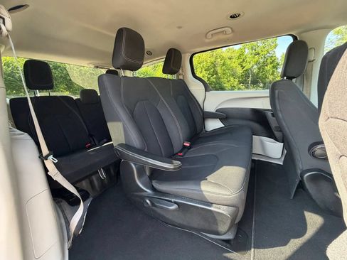 Used 2020 Chrysler Voyager L FWD image 18
