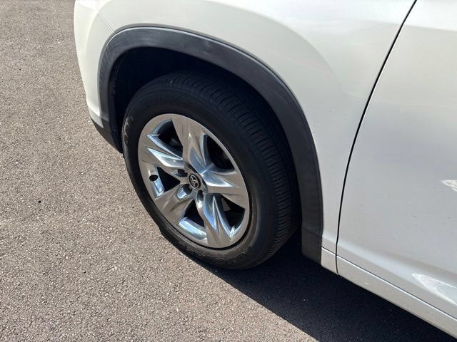 Used 2019 Toyota Highlander Limited FWD image 4