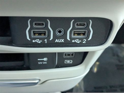 Used 2022 Chrysler Pacifica Touring-L image 18