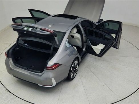 Used 2025 BMW i5 xDrive40 image 90