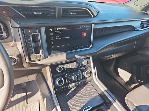 Used 2024 GMC Yukon XL Denali image 11