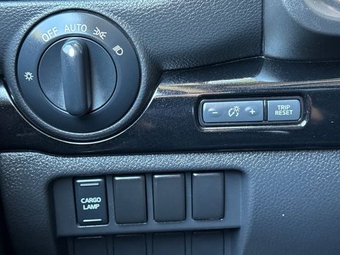 Used 2022 Nissan Titan SV image 41