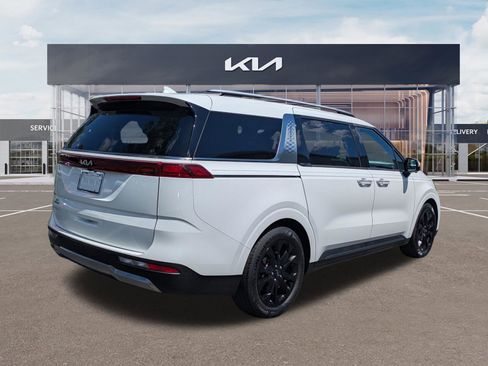 Certified 2023 Kia Carnival SX FWD image 4