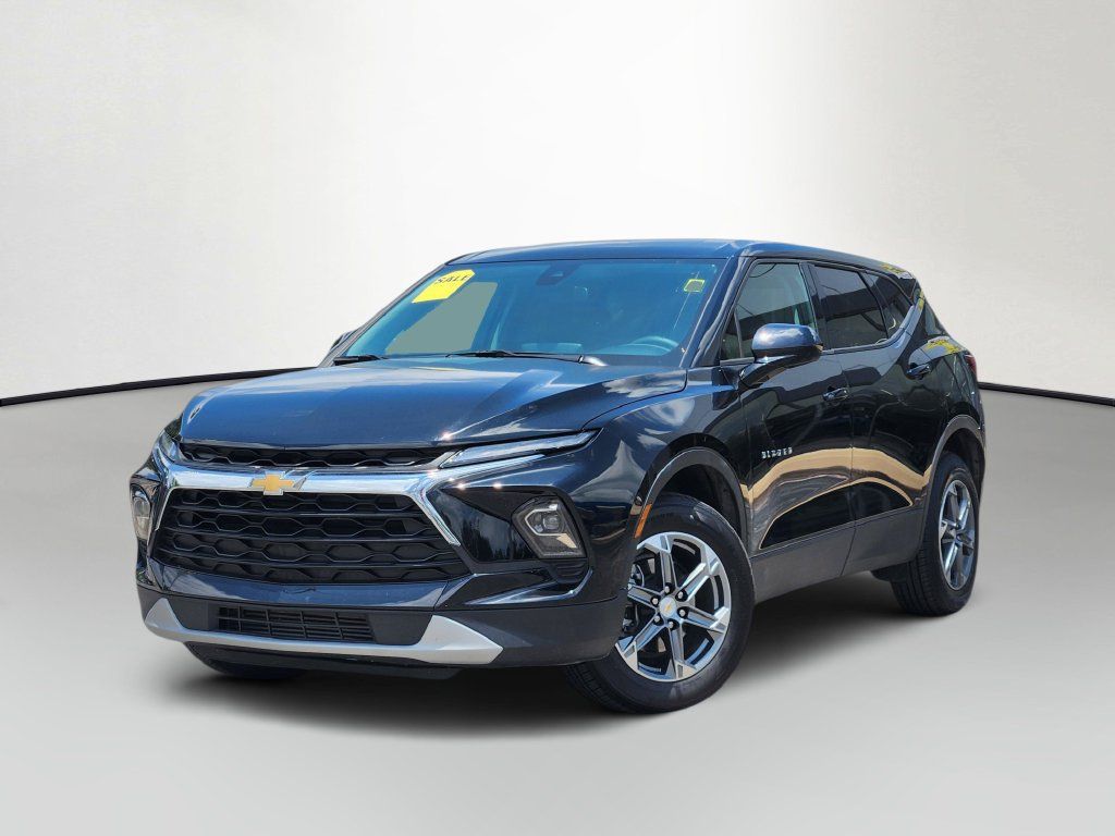 Used 2025 Chevrolet Blazer LT FWD image 3