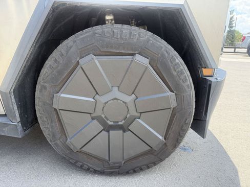 Used 2024 Tesla Cybertruck AWD Crew Cab image 10