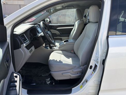 Used 2017 Toyota Highlander LE FWD image 16