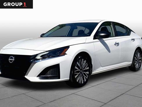 Used 2025 Nissan Altima 2.5 SV image 1