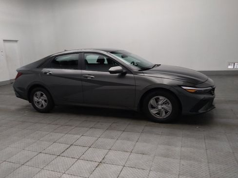 Used 2025 Hyundai Elantra SE FWD image 11