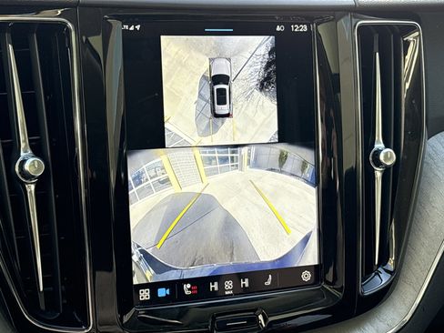 Used 2025 Volvo XC60 B5 Plus image 25