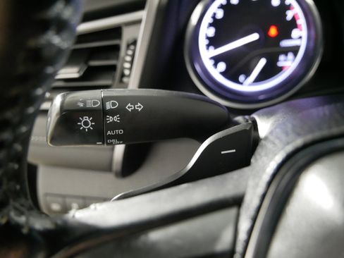 Used 2019 Toyota Camry SE image 31