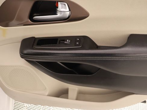 Used 2023 Chrysler Voyager LX image 17