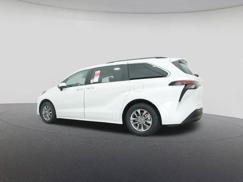 New 2026 Toyota Sienna XLE image 20