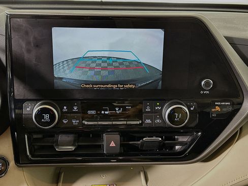 Used 2023 Toyota Highlander XLE image 25