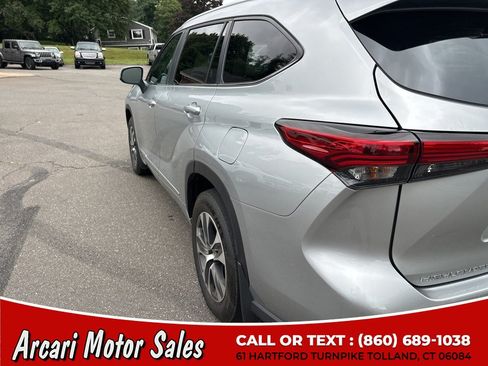 Used 2023 Toyota Highlander XLE AWD/4WD image 12