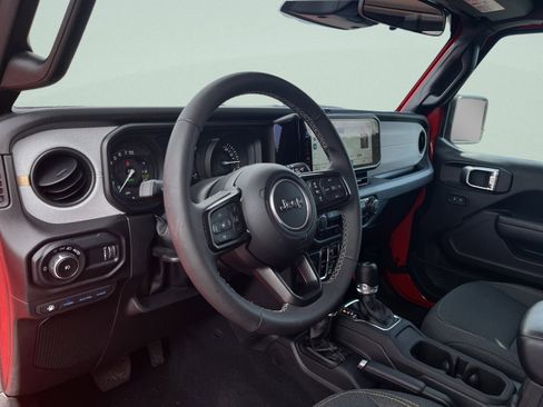 Used 2025 Jeep Wrangler Willys image 19