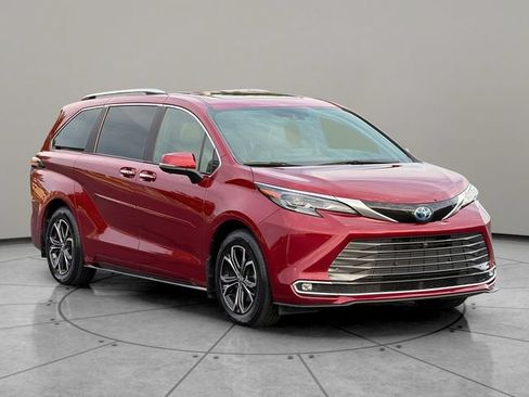 Certified 2025 Toyota Sienna Platinum AWD/4WD image 8