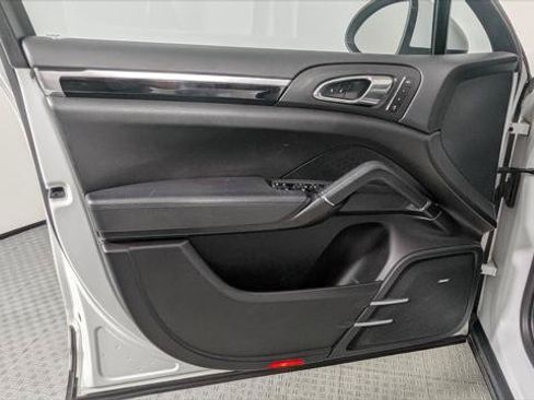 Used 2014 Porsche Cayenne Platinum Edition AWD/4WD image 11