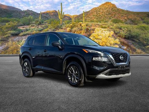 Used 2023 Nissan Rogue S image 2