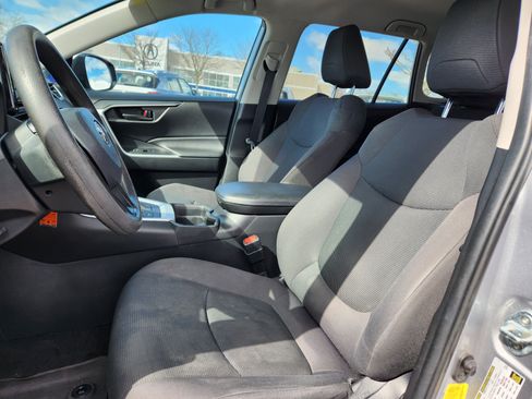 Used 2021 Toyota RAV4 LE image 10