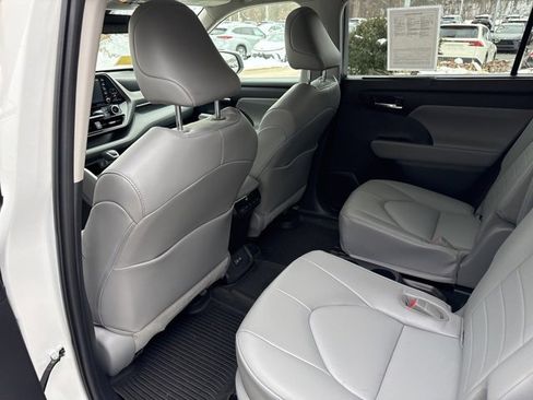 Used 2022 Toyota Highlander XLE image 28