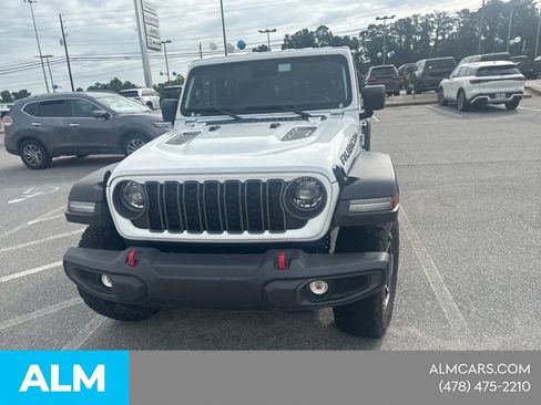 Used 2025 Jeep Wrangler Unlimited Rubicon AWD/4WD image 3