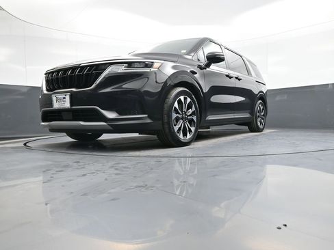 Used 2023 Kia Carnival EX image 26