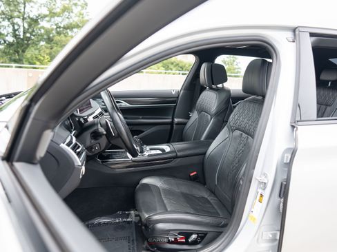 Used 2019 BMW 750i w/ M Sport Package RWD image 16