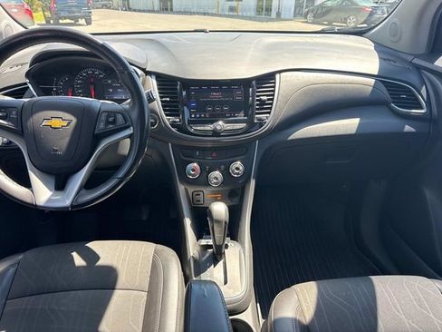 Used 2022 Chevrolet Trax LT w/ LT Convenience Package AWD/4WD image 19