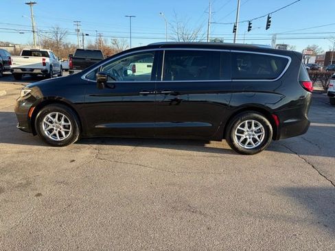 Used 2021 Chrysler Pacifica Touring-L FWD image 3
