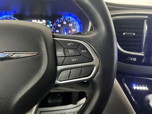 Used 2017 Chrysler Pacifica Touring-L image 59