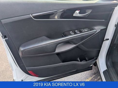 Used 2019 Kia Sorento AWD V6 image 11