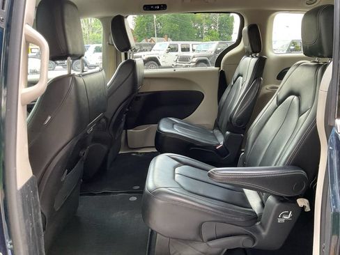 Used 2023 Chrysler Pacifica Touring-L FWD image 30
