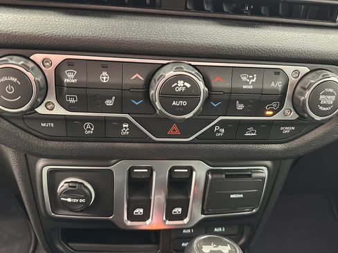 Used 2026 Jeep Wrangler Sport AWD/4WD image 15