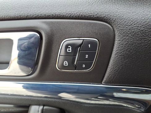 Used 2013 Lincoln MKS image 22