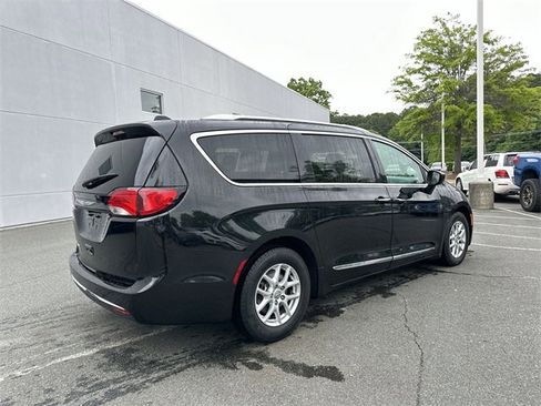 Used 2020 Chrysler Pacifica Touring-L image 5