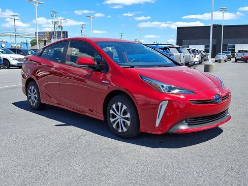 Used 2019 Toyota Prius XLE AWD/4WD image 3