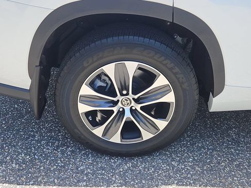 Used 2023 Toyota Highlander XLE AWD/4WD image 8