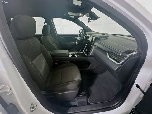 Used 2025 GMC Acadia Elevation image 34