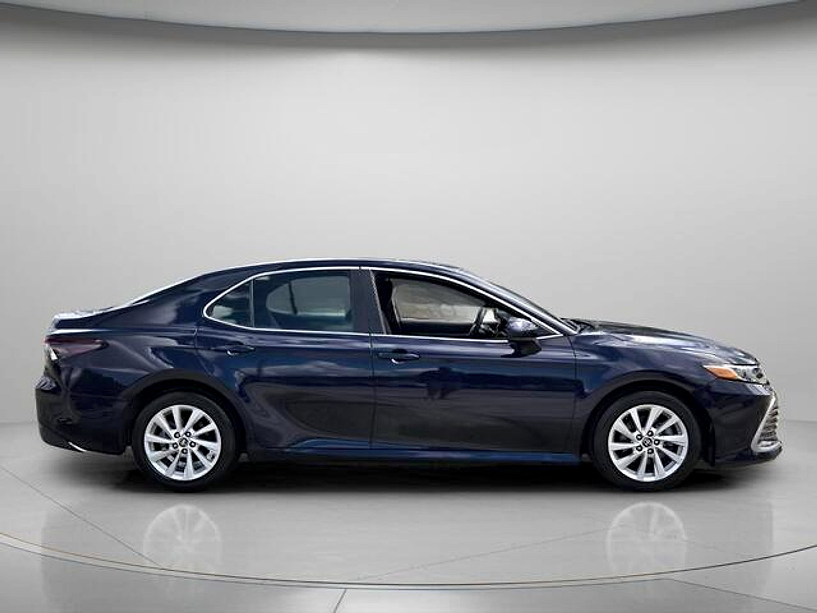 Used 2022 Toyota Camry LE FWD image 3
