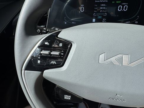 Used 2023 Kia Niro EX Touring image 30