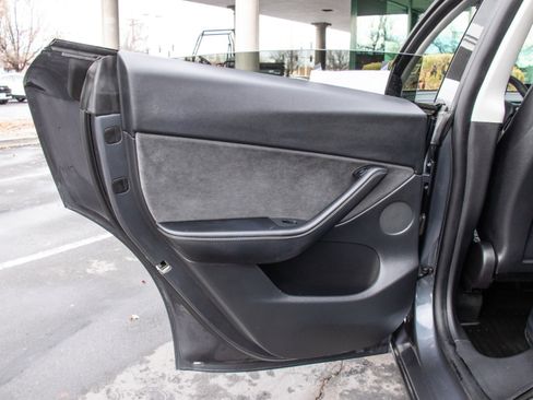 Used 2021 Tesla Model Y Long Range image 19