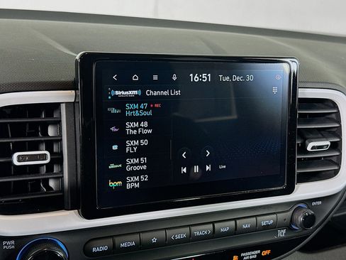 Used 2025 Hyundai Venue Limited image 19