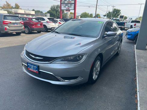 Used 2016 Chrysler 200 Limited w/ Convenience Group image 2
