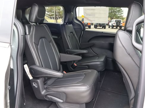 New 2026 Chrysler Pacifica Select image 27