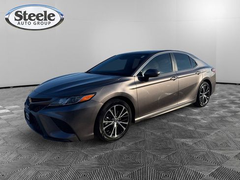Used 2020 Toyota Camry SE image 1