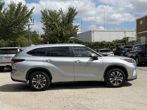 Used 2024 Toyota Highlander XLE FWD image 3