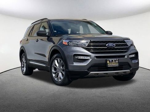 Used 2022 Ford Explorer XLT w/ Equipment Group 202A image 2