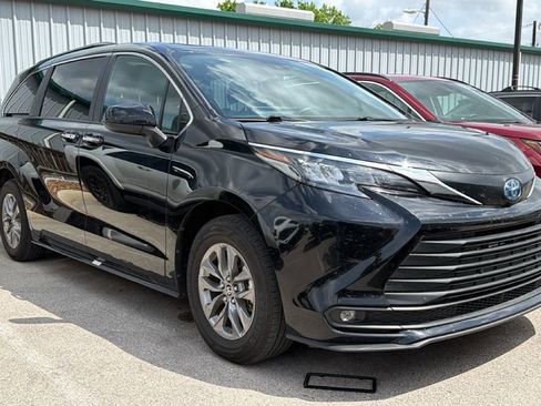 Used 2025 Toyota Sienna XLE image 2